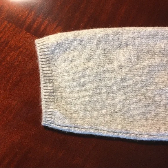 2/$25 Cashmere V-Neck sweater. Size M - Picture 11 of 13